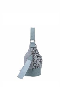 Bolso tipo bandolera con un suave tejido gris acolchado con un patrón de leopardo, acentuado por un fondo de ante gris oscuro y una correa azul claro.