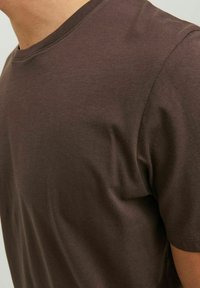 Jack & Jones JJE TEE  O-NECK  - T-shirt - bas - seal brown