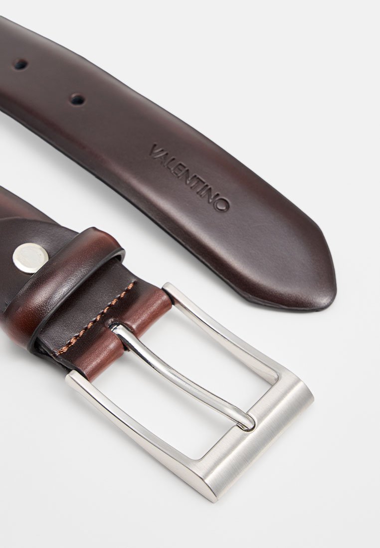 Ceinture en cuir marron avec une boucle en métal argenté, dotée d'une finition lisse et de surpiqûres contrastées, embossée avec "Valentino".
