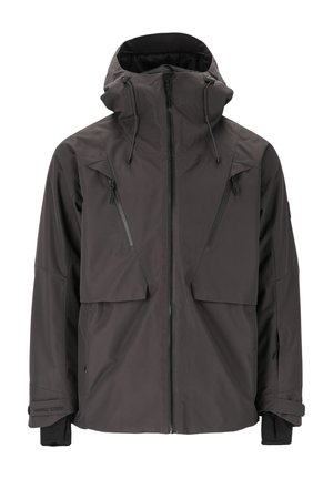 Veste étanche noire avec un col haut, fermeture éclair à l'avant et capuche ajustable. Comprend plusieurs poches zippées et un tissu texturé.