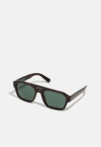 Ochelari de soare tortoise brown cu lentile verzi, rame pătrate groase și accente metalice la punte. Design minimalist cu un finisaj lucios.