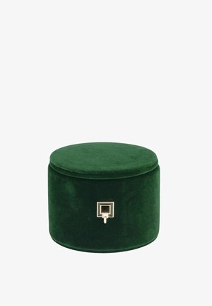 Ottomán de almacenamiento de terciopelo verde con forma redonda, detalles en tono dorado y textura suave. La tapa tiene un detalle elegante de cierre rectangular.