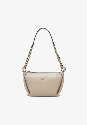 Sac à main en cuir beige lisse, de forme courbe, avec une bandoulière chaîne et un logo en relief. Il possède une fermeture éclair sur le dessus et des détails de couture subtils.