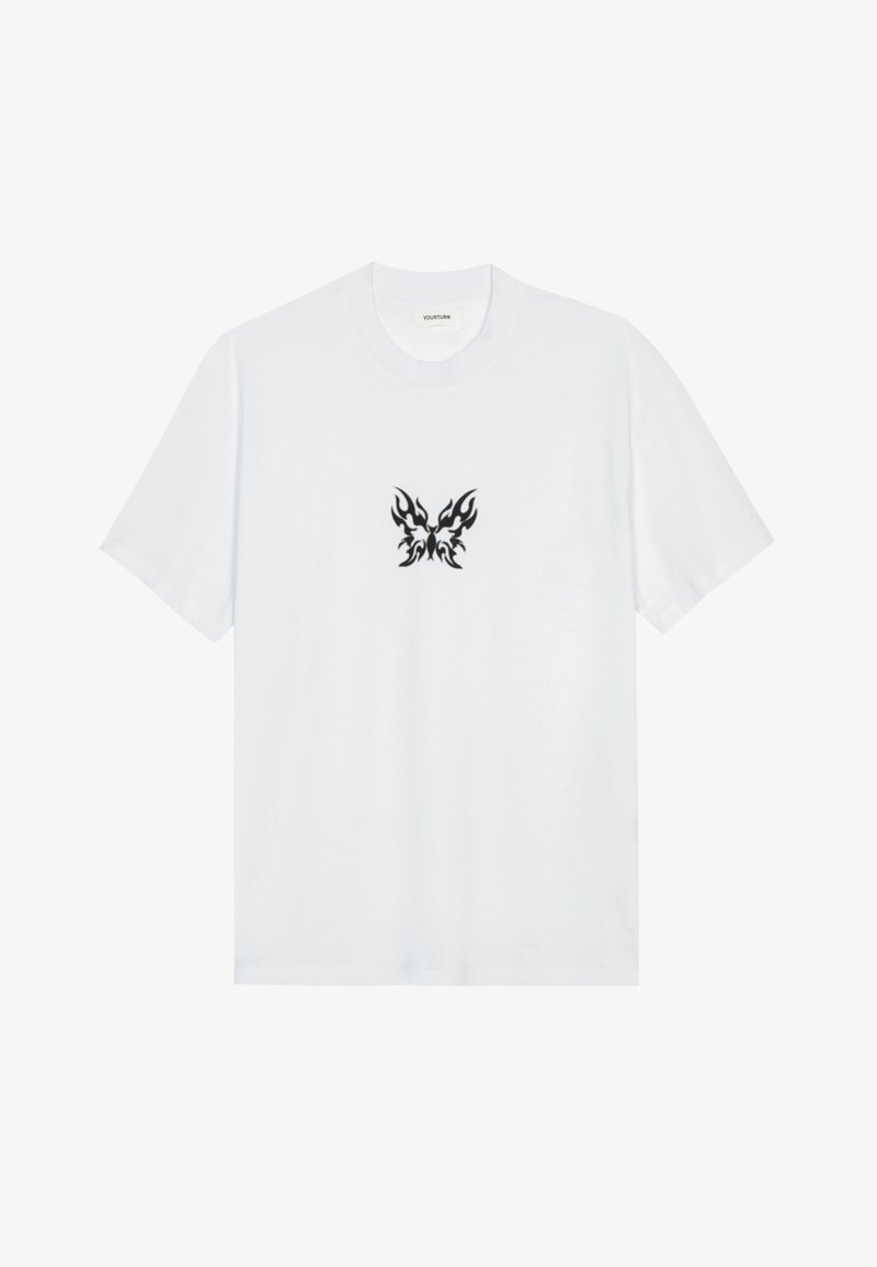 Fehér pamut póló rövid ujjakkal és kerek nyakkivágással. Középen fekete lángmintás lepke grafika található. Sima textúra.