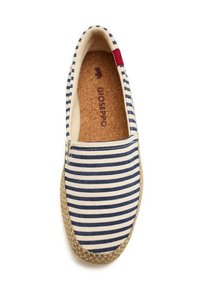 Espadrilles en toile rayée bleu marine et blanche avec une semelle en jute. Dotées d'une semelle intérieure en liège et d'une petite étiquette rouge sur le côté.