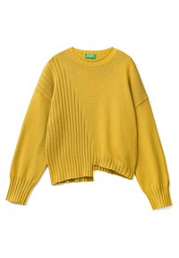 Senapsgul stickad tröja med rundad halsringning, sänkta axlar, ribbade muddars och vertikala veck på ena sidan. Design med kortad nederkant.