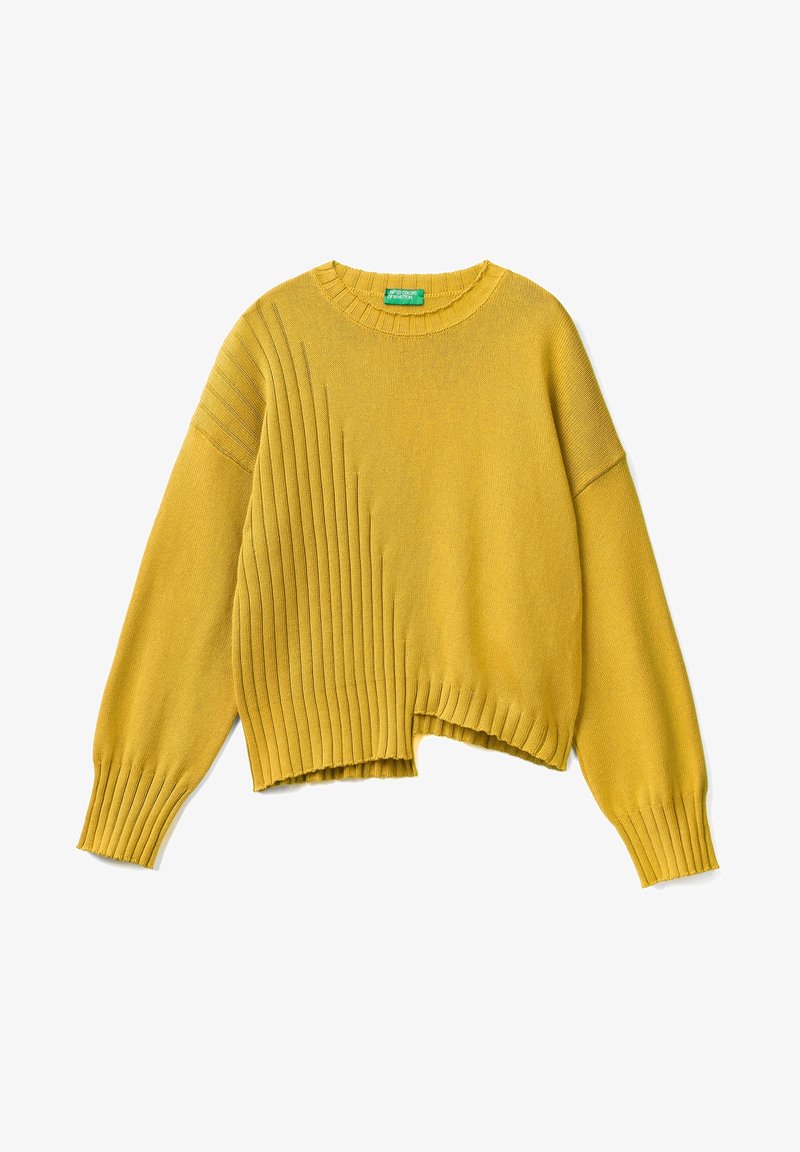 Pull en maille jaune moutarde avec un col arrondi, des épaules tombantes, des poignets côtelés et des plis verticaux d'un côté. Design à ourlet court.
