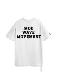 Camiseta de algodón blanca con texto negro en negrita en la parte posterior que dice "MOVIMIENTO MOD WAVE". Con mangas cortas y un diseño de corte relajado.