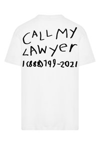 Hvid bomulds t-shirt med fedt sort håndskrevet tekst på ryggen, der står "RING TIL MIN ADVOKAT" og et telefonnummer nedenfor.