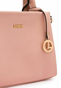 Rosa Lederhandtasche mit einem goldenen Logo, angehängtem goldenen runden Anhänger mit einem 'L' und einem strukturierten Design mit glatter Oberfläche.