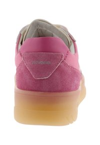 Sneaker in camoscio rosa e pelle con suola in gomma vista da dietro, con il nome del marchio "victoria" sulla linguetta del tallone.