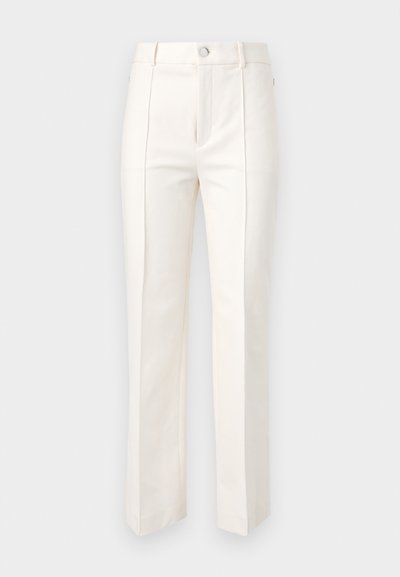 Pantaloni bianchi a gamba dritta in misto cotone, caratterizzati da una texture liscia, due pieghe frontali e una vita con cinturino a chiusura con un solo bottone.