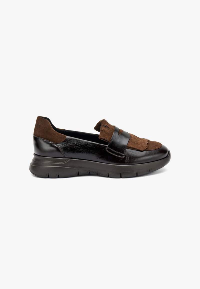 Zapato slip-on de cuero negro y gamuza marrón con detalle de flecos y suela de goma gruesa, que presenta un diseño de punta redonda y hardware minimalista.
