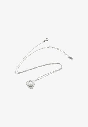 Zilveren ketting heeft een driehoekige hanger met een glanzende witte parel in het midden, een gladde textuur en een karabijnsluiting.