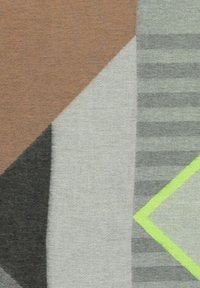 Motif géométrique abstrait avec des formes marron, noires, grises et vert clair, incluant des rayures diagonales et horizontales sur une surface texturée.