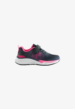 Dziecięce czarno-różowe sportowe buty na białej podeszwie, z paskiem na rzep, detalem sznurowadeł i oddychającą siateczkową cholewką.