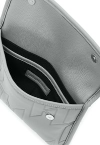 Borsa a mano in pelle grigia con esterno testurizzato, dotata di un interno liscio, foderato in nero, e chiusura a scatto, oltre a una tasca interna.