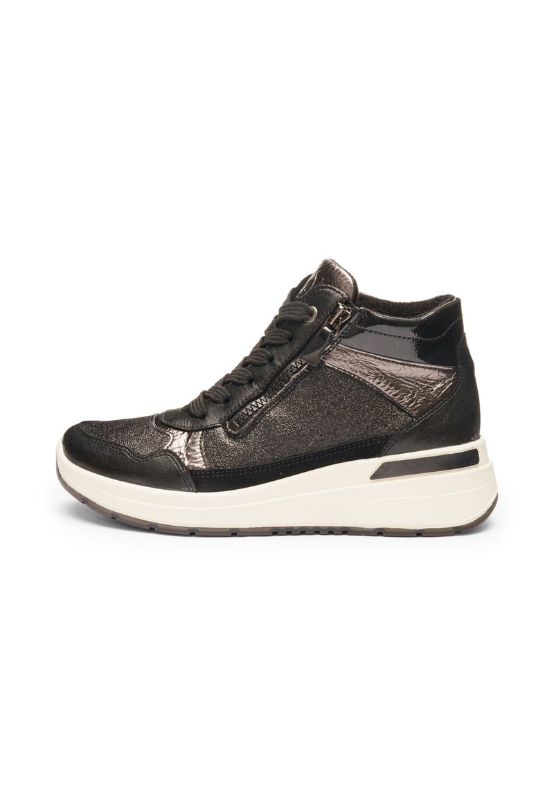 Schwarze High-Top-Sneaker mit metallic Finish, Schnürsenkeln und seitlichem Reißverschluss; strukturierte Akzente und eine weiße Gummisohle.