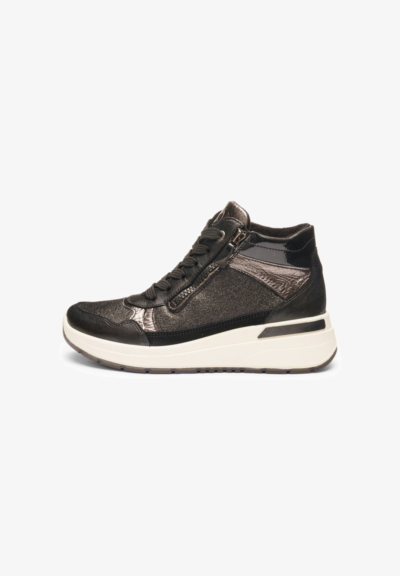 Schwarze High-Top-Sneaker mit metallic Finish, Schnürsenkeln und seitlichem Reißverschluss; strukturierte Akzente und eine weiße Gummisohle.