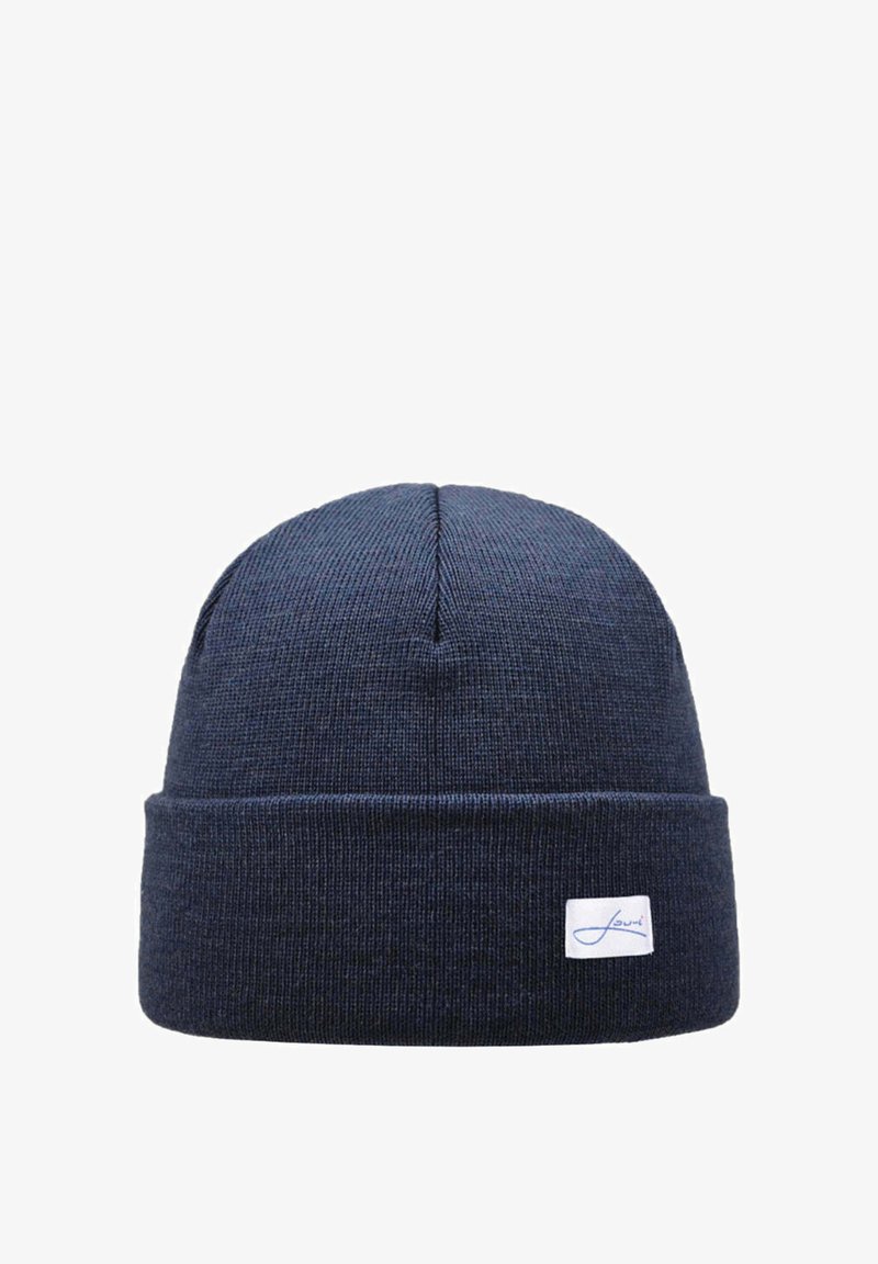 Navy blaue Strickmütze mit umgeschlagenem Bündchen, versehen mit einem weißen Etikett mit blauer Schrift. Weiche Textur, runder Oberteil und nahtloses Design.