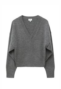 Pull en maille gris foncé avec col en V, manches longues et poignets et ourlet côtelés, étalé à plat sur un fond blanc.
