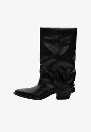 Czarny, miękki skórzany but do połowy łydki z zaostrzonym noskiem i niskim, warstwowym obcasem, widoczny z lewej strony na białym tle.