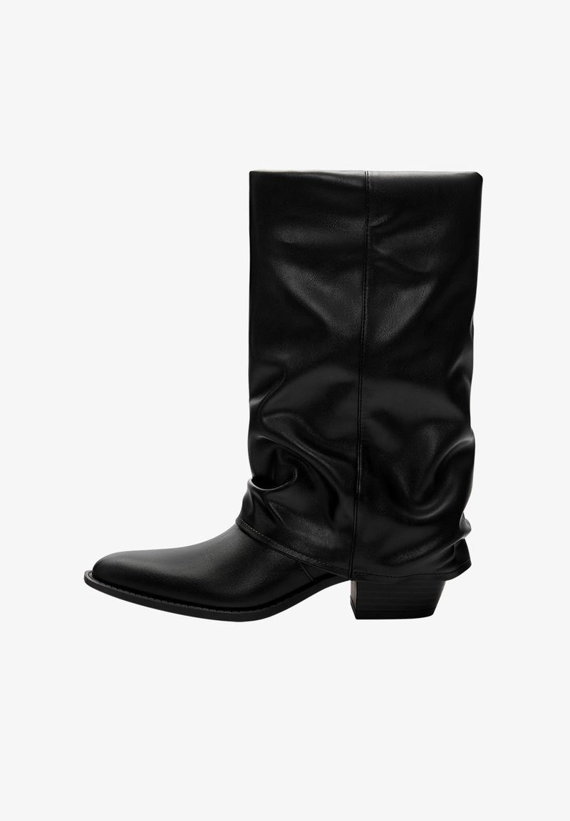 Botte en cuir noire mi-mollet décontractée avec bout pointu et petit talon empilé, vue de côté gauche sur fond blanc.