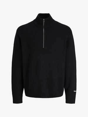 Czarny sweter z dzianiny z długim rękawem, z prążkowanym, wysokim kołnierzem, srebrnym półzamkiem, prążkowanymi mankietami i dołem oraz małym białym logo na lewym rękawie.