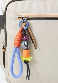 Thumbnail Image 5