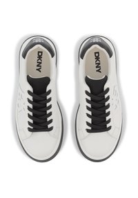 Witte leren low-top sneakers met zwarte accenten. Kenmerken zijn zwarte veters, een gevoerde kraag en een verdiept logo aan de zijkant.