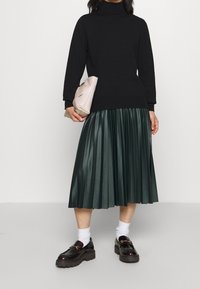 Selected Femme Petite Stickad tröja - black