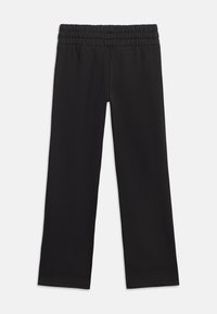 Μαύρο casual παντελόνι με ίσια μπατζάκια και ελαστική μέση, παρουσιάζεται επίπεδο σε φωτεινό φόντο.