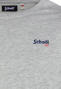 T-shirt grigia in cotone con scollatura rotonda classica. Logo "Schott" ricamato in blu navy e "N.Y.C." in rosso sulla zona del petto. Etichetta di taglia L visibile.
