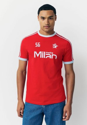 REGULAR FIT - FOOTBALL GRAPHIC  - Apdrukāts T-krekls - red