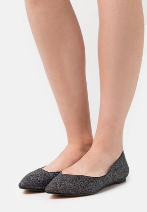 Ballerines pailletées noires avec un bout pointu et un petit talon, dotées d'une texture lisse et d'une large ouverture pour un enfilage facile.