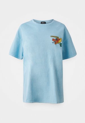 T-shirt en coton bleu clair à manches courtes, avec un graphique de dragon et le texte "HAKUMEI" sur le côté gauche de la poitrine.