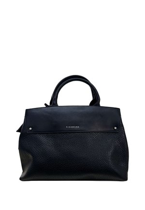 Borsa in pelle nera texturizzata con patta liscia e manici rotondi, con piccole borchie argentate e logo "Richmond" sulla patta.