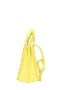 Borsa a spalla gialla in pelle con forma geometrica, dotata di due manici sottili e superficie texturizzata per una maggiore durata.