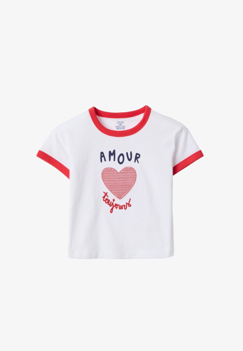 Weißes Baumwoll-T-Shirt mit roten kurzen Ärmeln und Kragen, mit dem Schriftzug "AMOUR" und einer roten Herzgrafik mit dem Wort "toujours" darunter.
