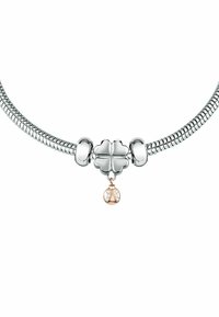 Braccialetto in argento sterling con chiusura a quadrifoglio e ciondolo a forma di coccinella in oro rosa decorato con pietre di zirconia cubica.