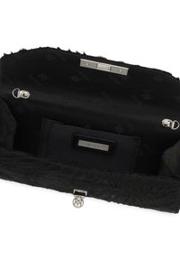 Borsa nera con esterno in pelliccia testurizzata e interno in tessuto con motivo a logo. Include una chiusura in metallo e una tasca interna.