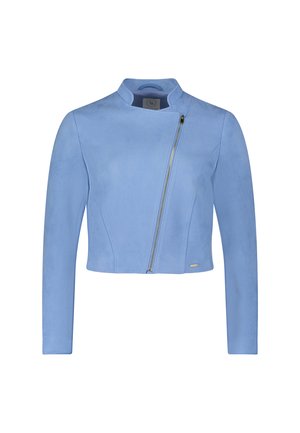 Lichtblauw kort jasje met asymmetrische voorrits en hoge opstaande kraag, lange mouwen en gladde stoftextuur.