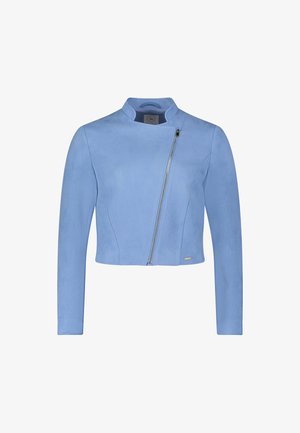 Veste courte bleu clair avec fermeture éclair asymétrique à l'avant et col montant haut, manches longues et texture de tissu lisse.