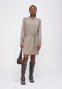 ONLY Petite ONLLEVA BELT DRESS - Φόρεμα-πουλόβερ - walnut melange