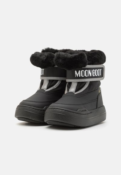 Bottes d'hiver noires avec un bord en fausse fourrure, semelles en caoutchouc et une sangle Velcro avec le logo "MOON BOOT". Matériau lisse et design rembourré.