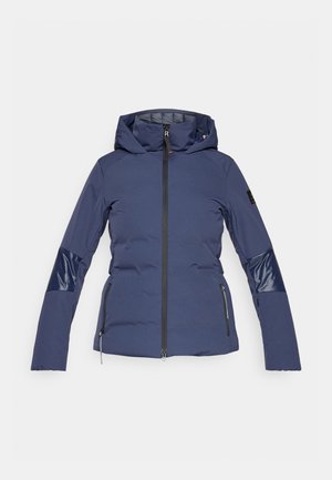 Marineblaue Steppjacke mit Kapuze, Frontreißverschluss, seitlichen Reißverschlusstaschen und glänzenden Stoffflicken an den Ellbogen, flach auf weißem Hintergrund liegend.