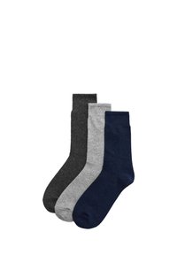 Tres pares de calcetines en gris oscuro, gris claro y azul marino. Cada uno tiene un puño acanalado y una textura suave, diseñados para la comodidad.