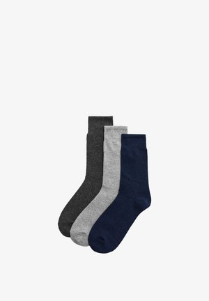 Tres pares de calcetines en gris oscuro, gris claro y azul marino. Cada uno tiene un puño acanalado y una textura suave, diseñados para la comodidad.