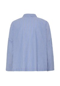 Blå og hvid stribet skjorte med krave, løs pasform og trekvartlange ærmer med lige kant.