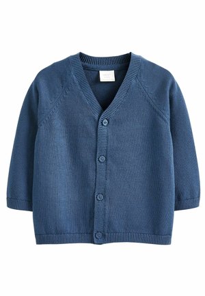 Cardigan bébé bleu tricoté, manches longues, col en V, avec quatre boutons devant, étiqueté "Next Baby."